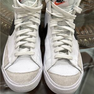 Nike White Black Suede Accent Men's Athletic Shoes